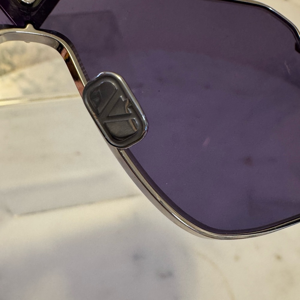 ❣️Buyer Appreciation❣️READ👇 Valentino Sunglasses w/ Crossbody Bag MSRP $799 - Picture 13 of 16